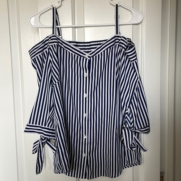 7 Tops $25/Millennium Navy & White Vertical Striped Cold ShoulderTop.Size Medium - Picture 1 of 8